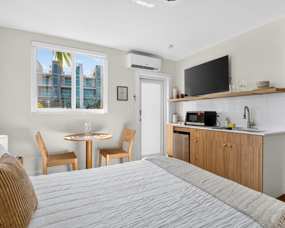 Standard Queen Studio with kitchenette and dining area at Tiana Beach Inn