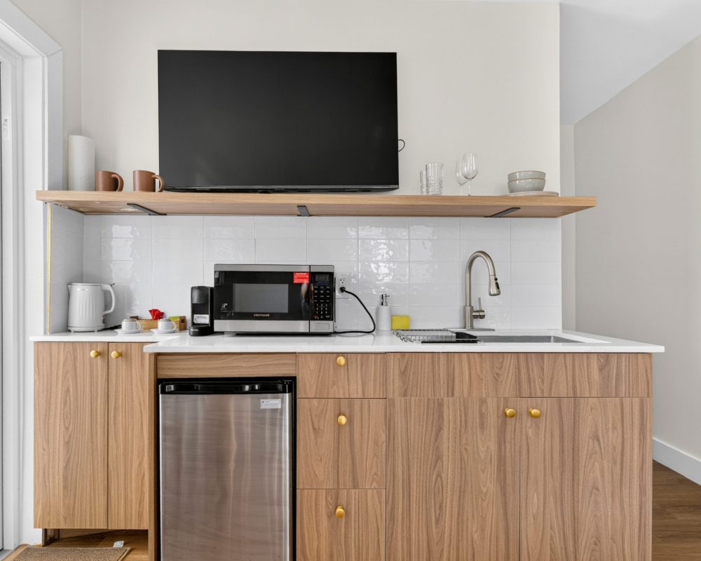 Kitchenette in a Standard Queen Studio at Tiana Beach Inn in Hollywood Beach
