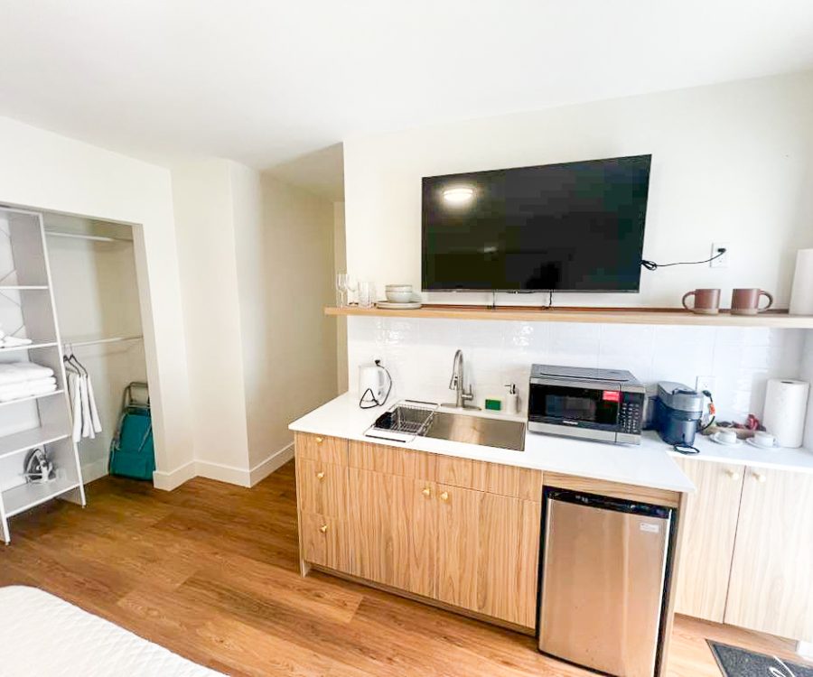 Standard hotel room with kitchenette and modern amenities at Tiana Beach Inn near Hollywood Beach
