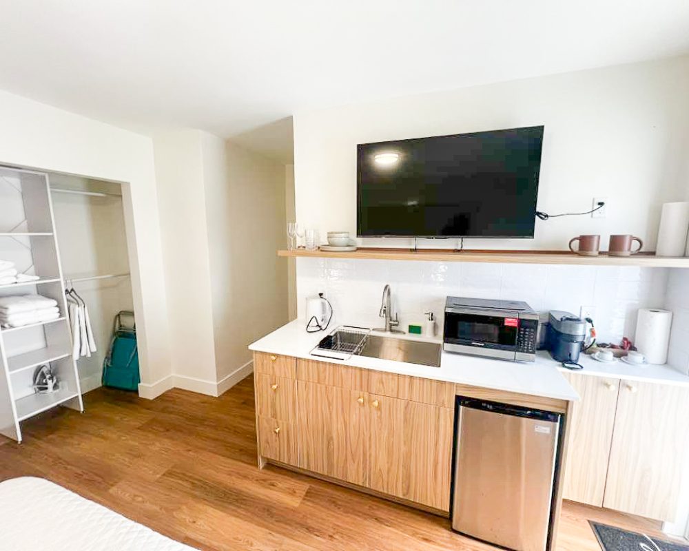Standard hotel room with kitchenette and modern amenities at Tiana Beach Inn near Hollywood Beach